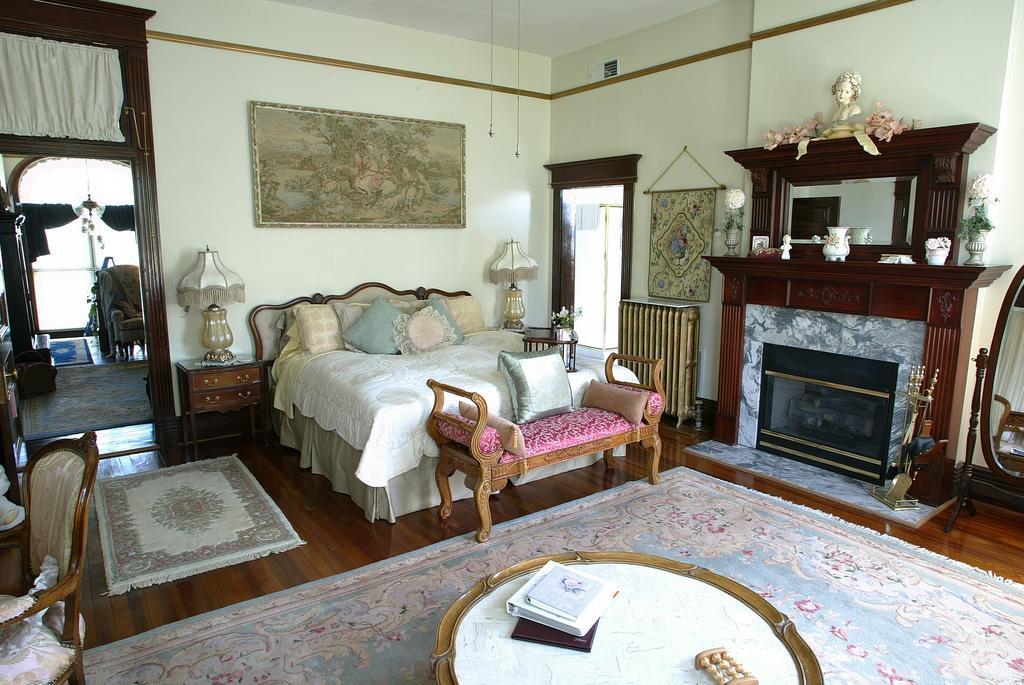 Beall Mansion An Elegant Bed & Breakfast Inn 앨톤 객실 사진
