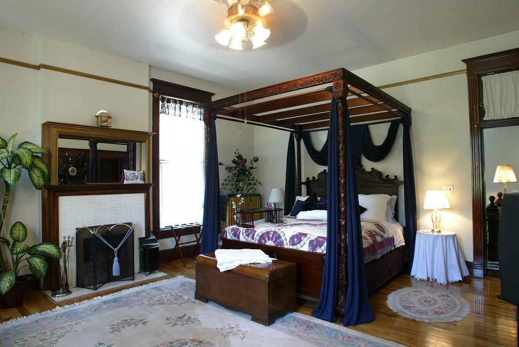 Beall Mansion An Elegant Bed & Breakfast Inn 앨톤 객실 사진