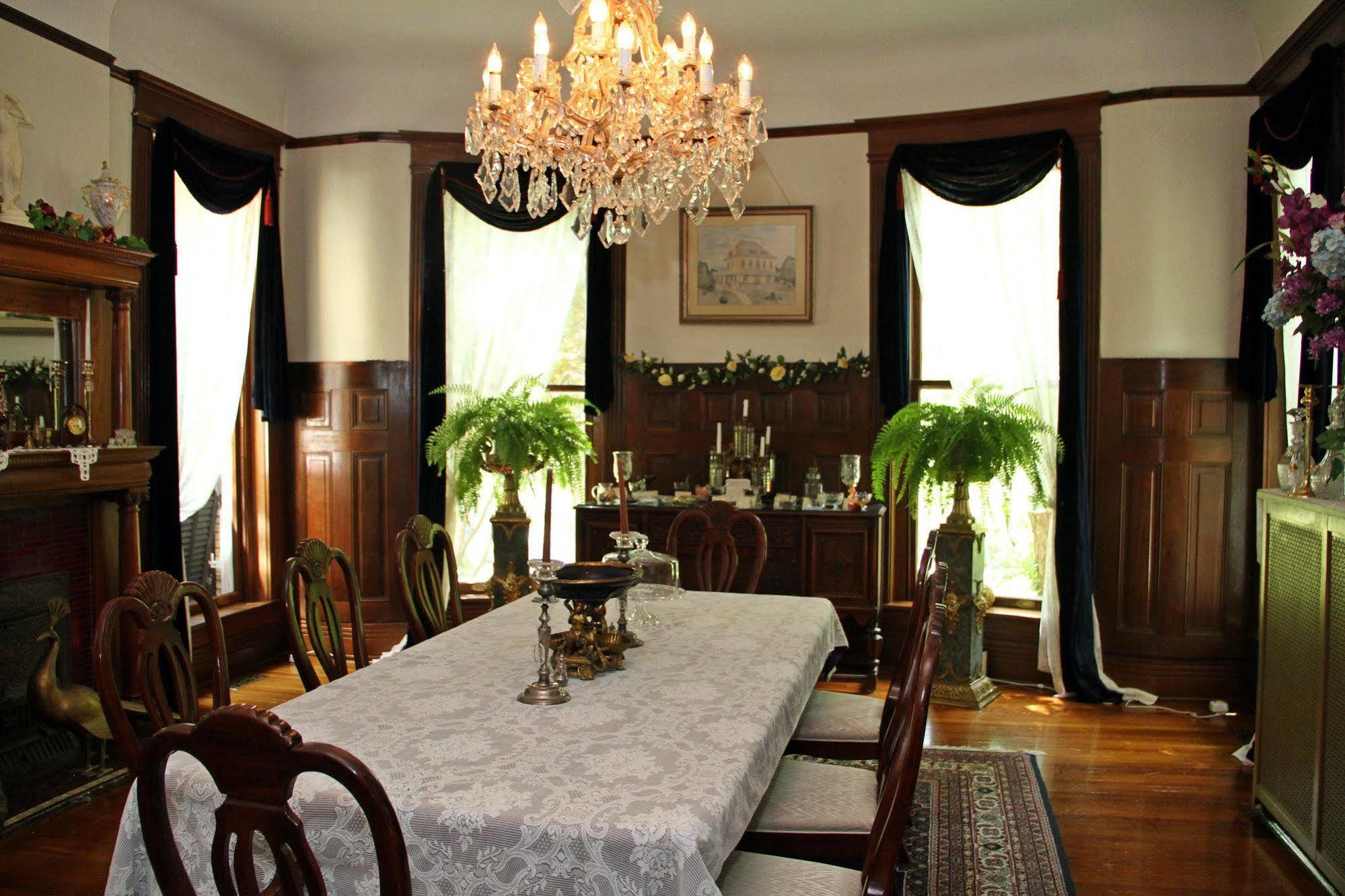 Beall Mansion An Elegant Bed & Breakfast Inn 앨톤 외부 사진